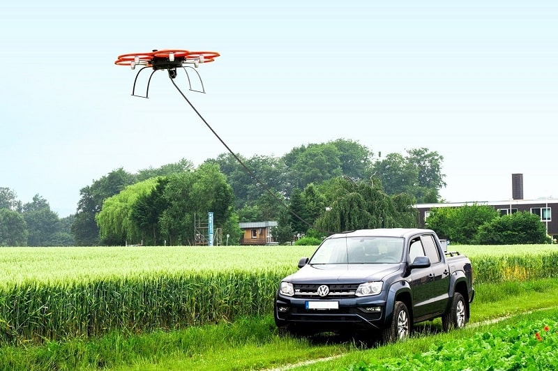 A tethered drone for use as sensor carrier platform. The insensiv PodCopter uses image processing for permanent and autonomous control and flies in a given position to its platform.